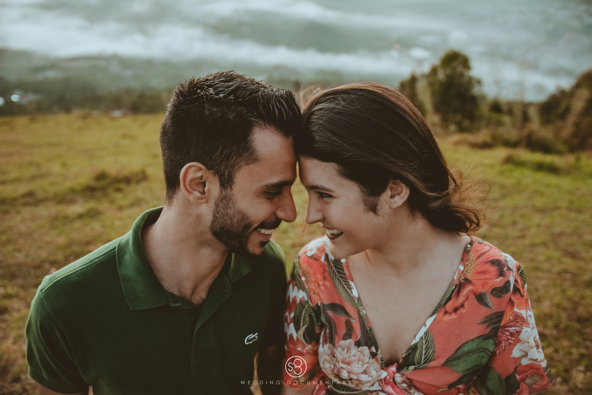 Fotografia de ensaio pré casamento espontânea e romântica