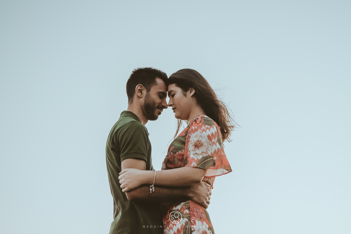 Pose diferente para fotografia de ensaio pré casamento