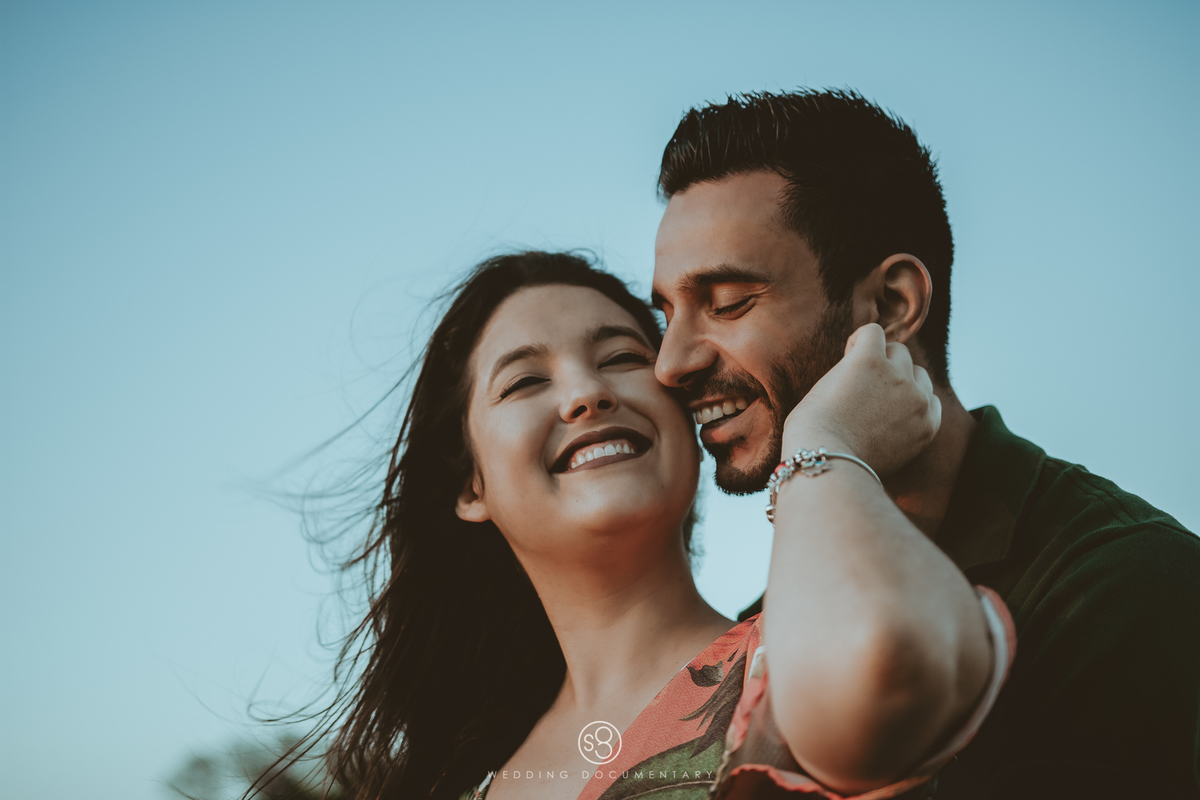 Pose para fotografia de ensaio pré casamento no pico do olho d'agua no amanhecer