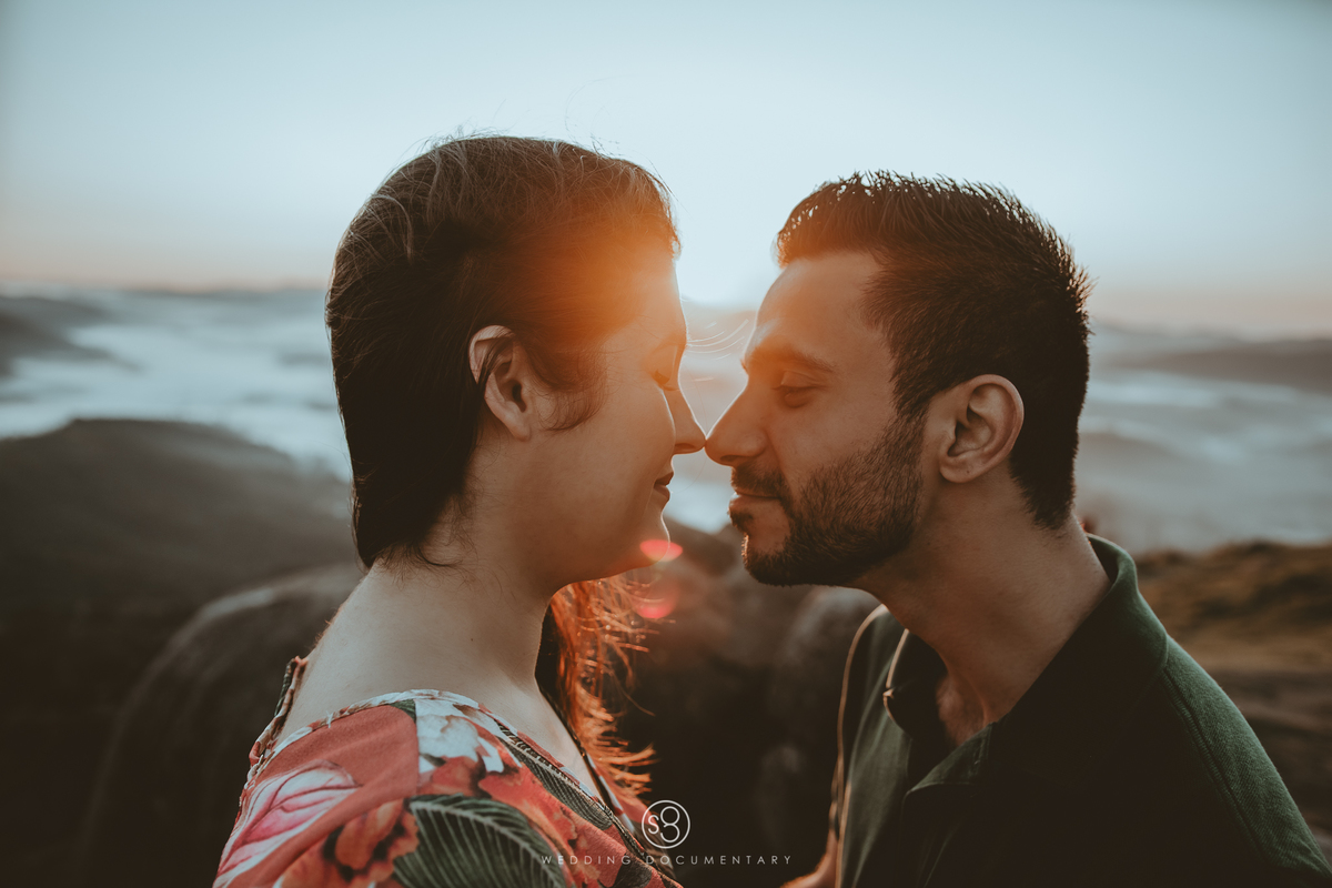 Fotografia de ensaio pré casamento no nascer do sol