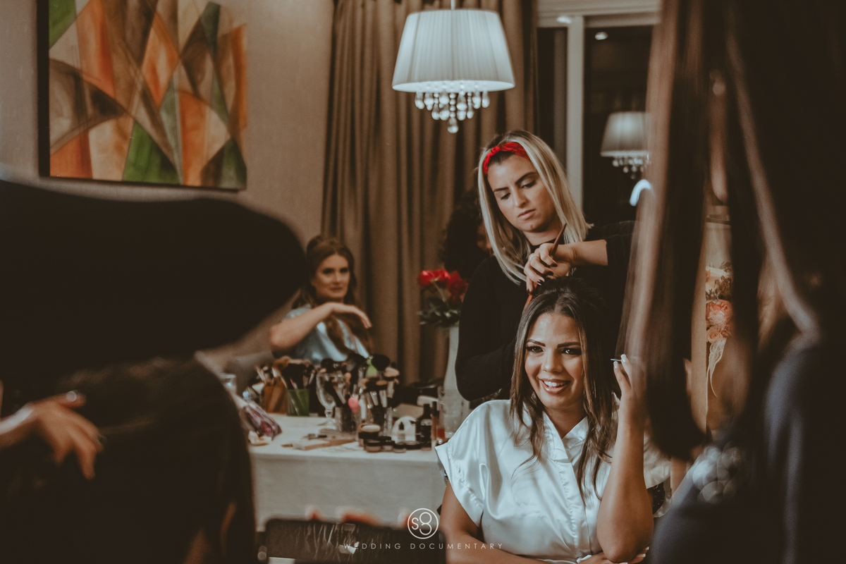 fotografia de making of da noiva com as madrinhas com hobbie personalizado em Alphaville