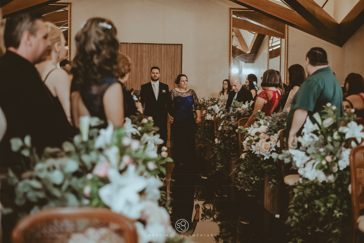 fotografia da entrada do noivo na cerimônia em casamento na Mansão Arabesque