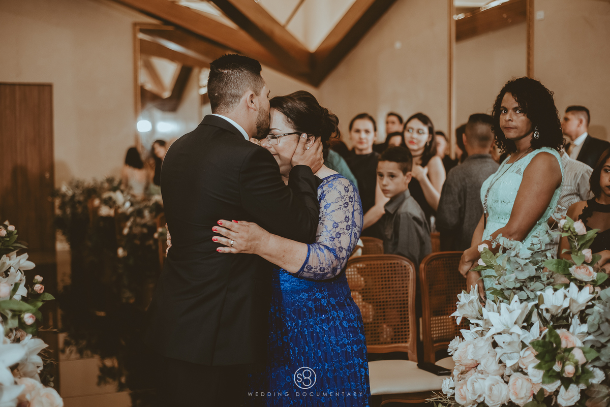 Fotografia do noivo beijando a mãe em casamento Alphaville