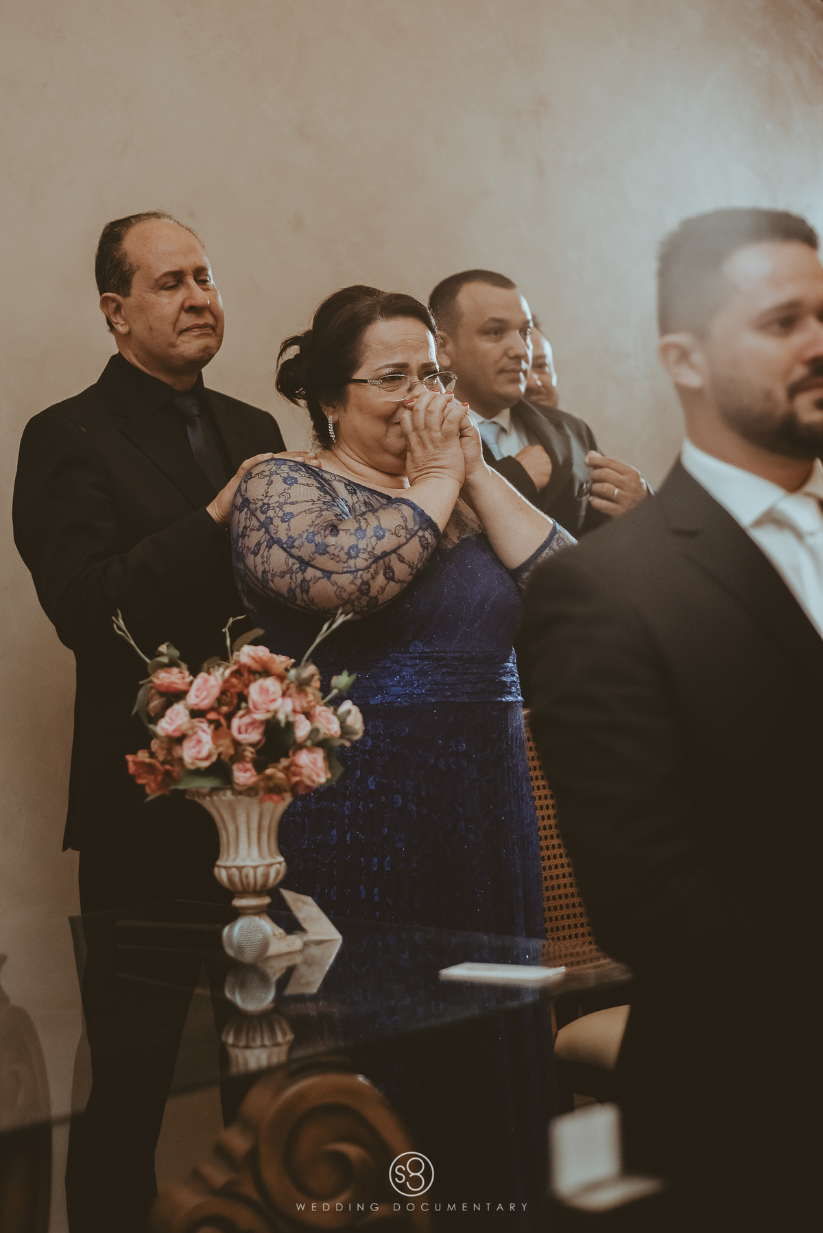 Fotografia da sogra emocionada na entrada da noiva em casamento Alphaville Mansão Arabesque