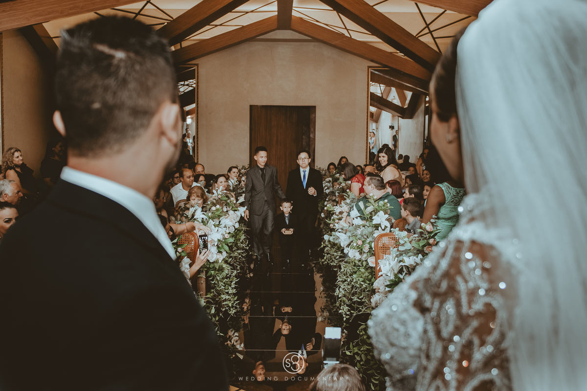 Fotografia de cerimônia de casamento na entrada dos pagens em Alphaville