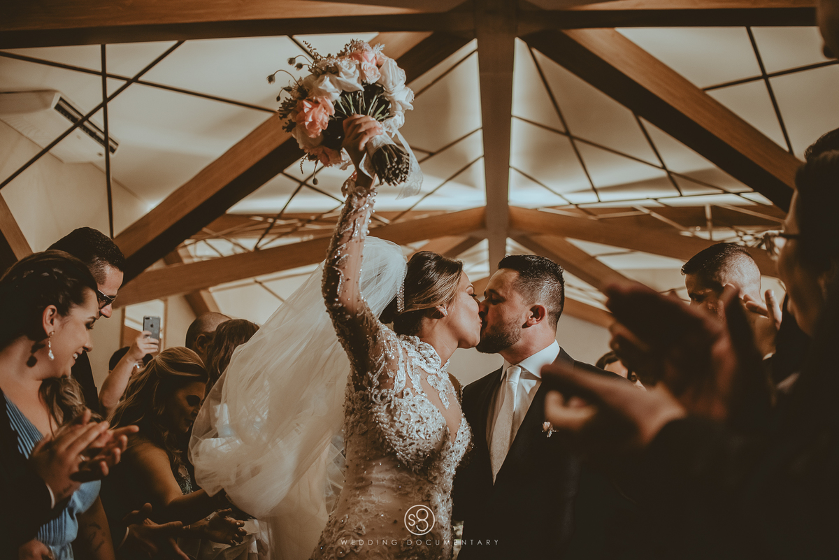 Fotógrafo de casamento na saída dos noivos em Alphaville Mansão Arabesque