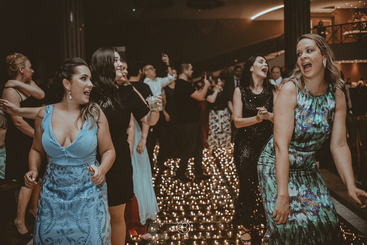 Fotografia espontânea na pista de dança em casamento na Mansão Arabesque zona sul