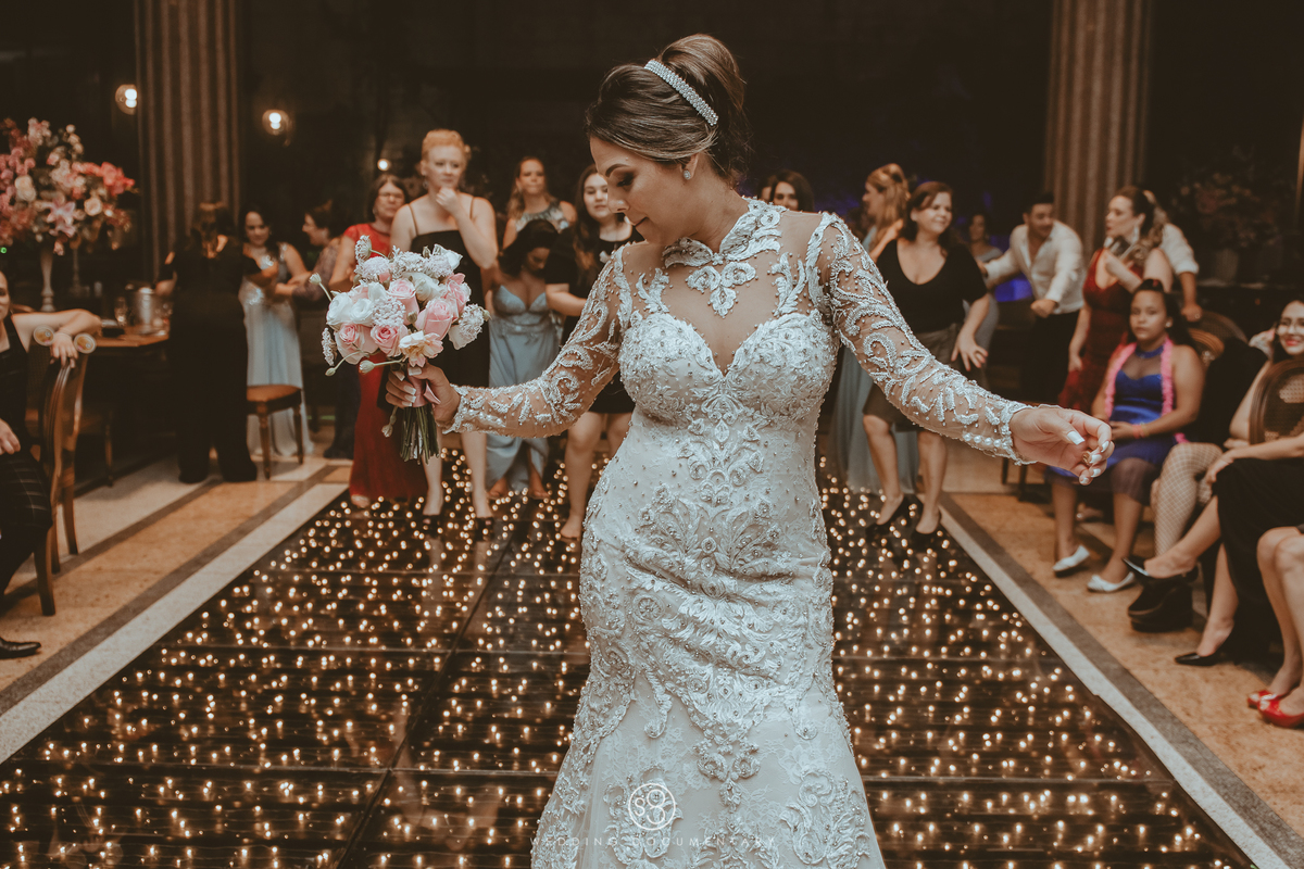 Fotografia da noiva jogando o bouque em casamento na Mansão Arabesque do Buffet Evento Perfeito