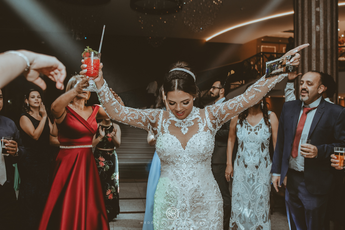 Fotografia da noiva dançando com as madrinhas na Mansão Arabesque zona sul de São Paulo