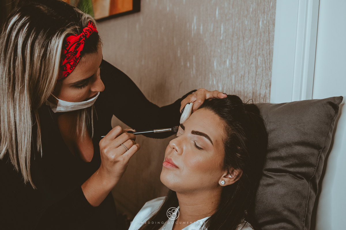 Fotografia da noiva sendo maquiada para casamento em Alphaville