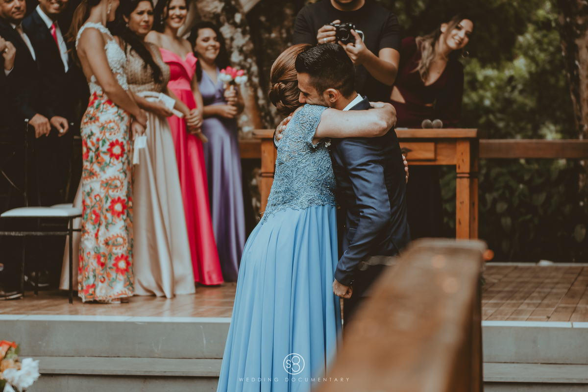 fotografia de abraço da mãe do noivo em casamento de dia no Sítio Della Torre