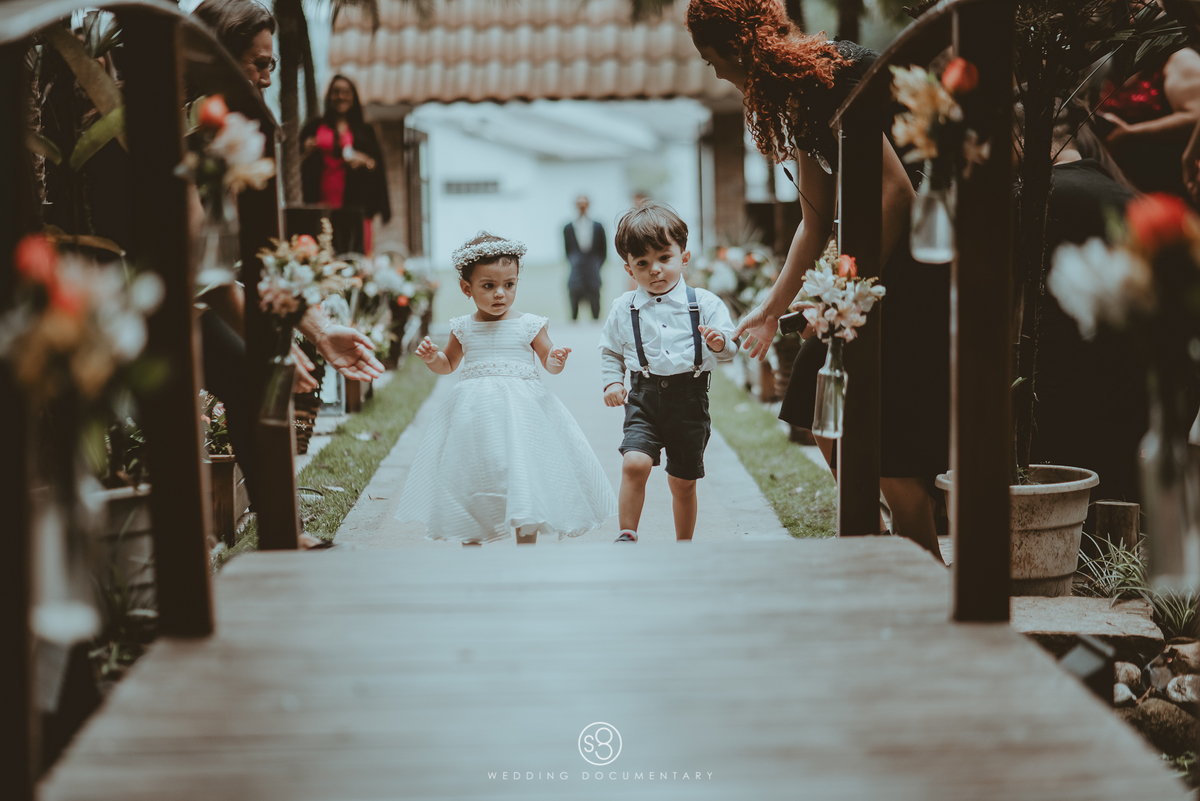 Fotografia da entrada dos pajens em casamento de dia no sítio Della Torre