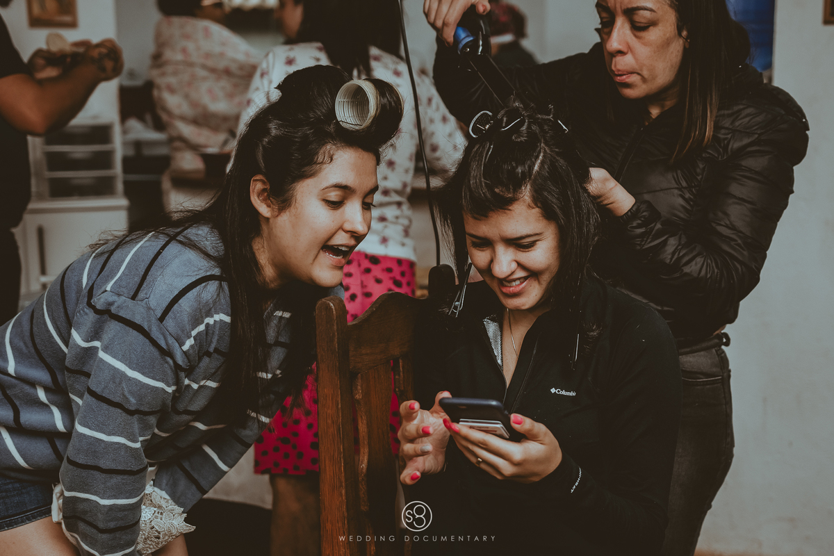 Fotografia de making of de casamento de dia com as madrinhas