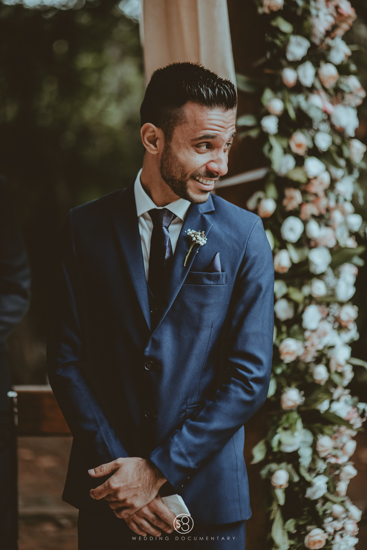 Fotografia da reação do noivo em casamento de dia no sítio Della Torre em Mairiporã