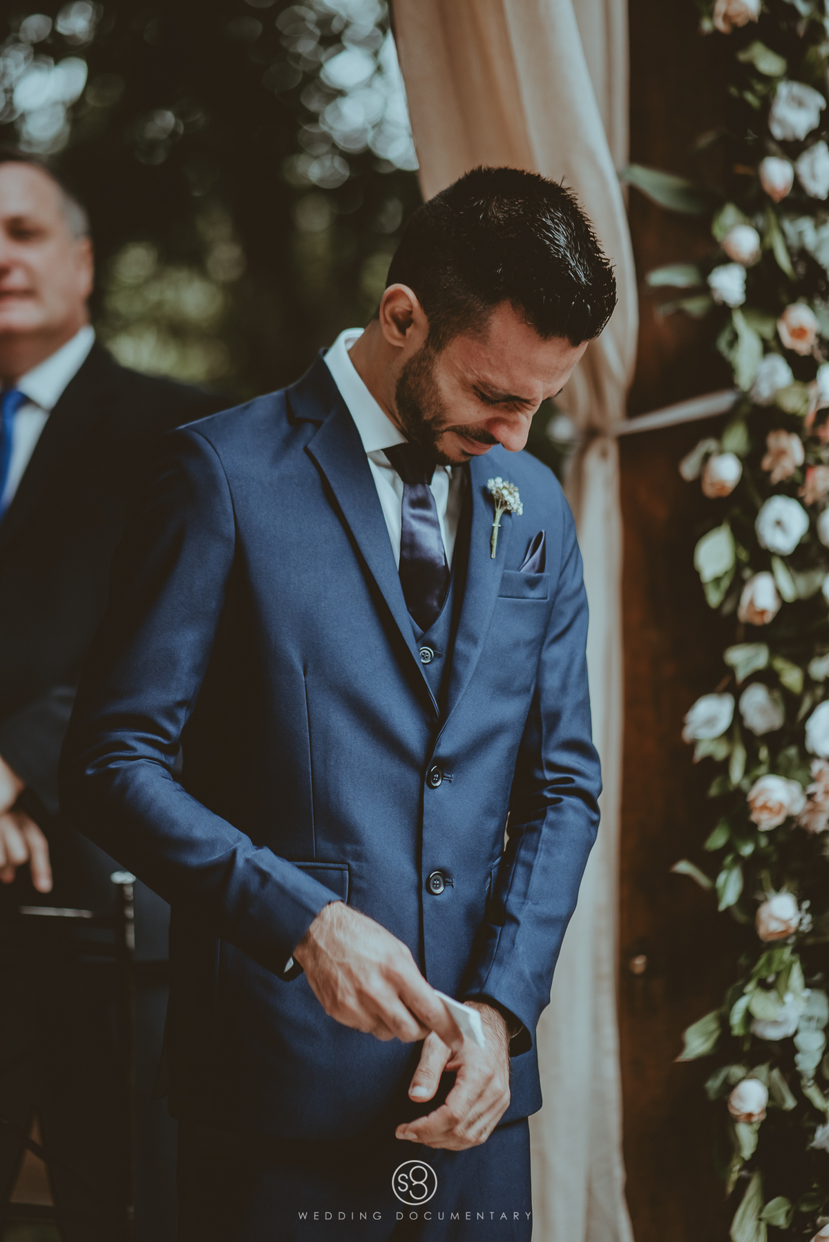 Fotografia de noivo emocionado em casamento de dia no sítio Della Torre em Mairiporã