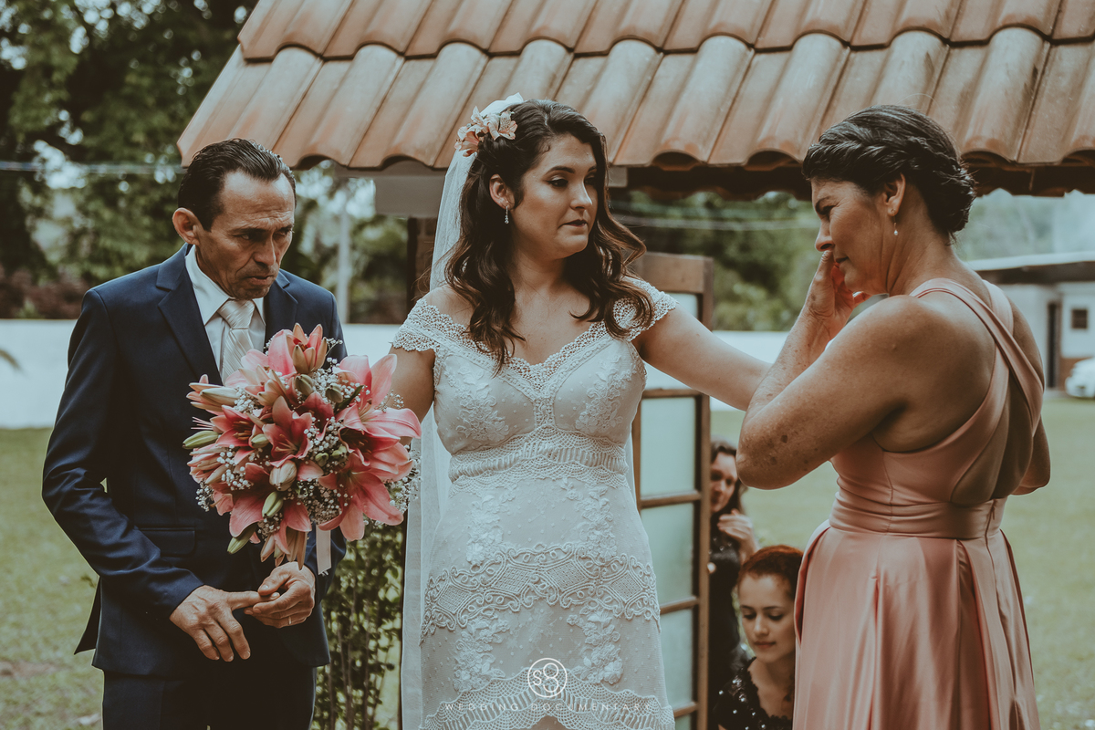 fotografia da noiva com os pais em casamento de dia no sítio Della Torre