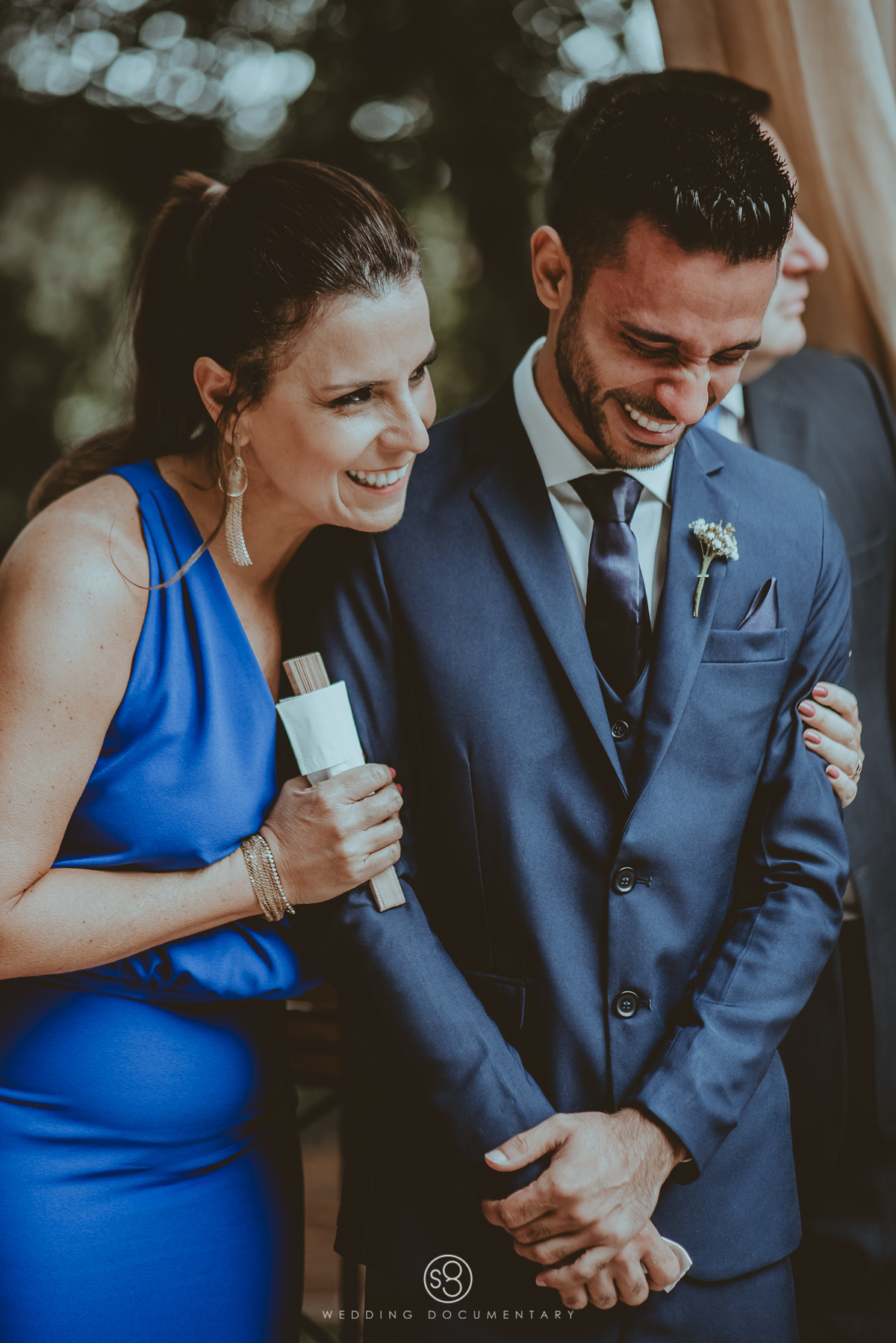 Fotografia do noivo de terno azul em casamento de dia no Sítio Della Torre