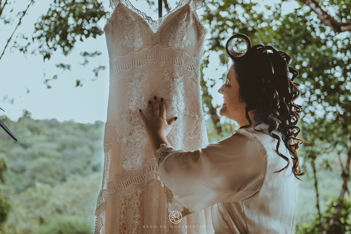 Fotografia da noiva com o vestido em chácara casamento de dia