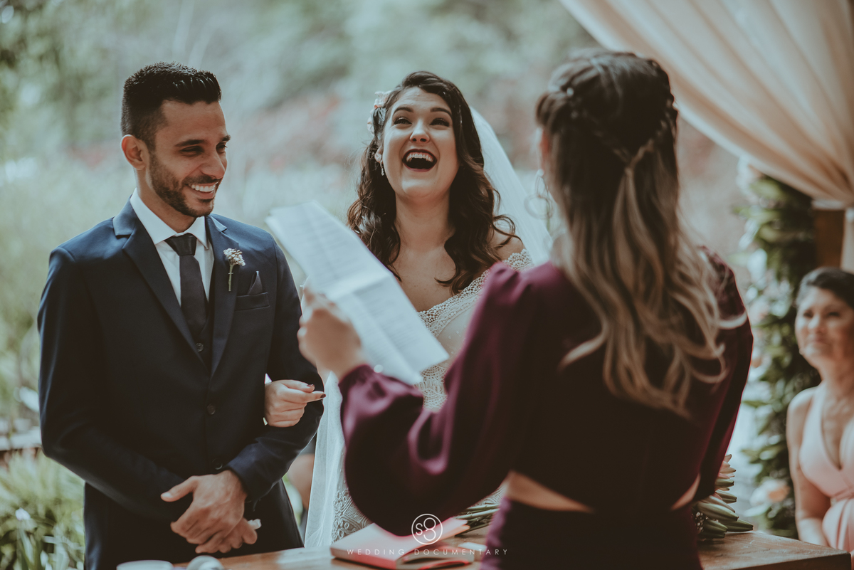 Noiva sorrindo em casamento de dia em Mairiporã no Sítio Della Torre