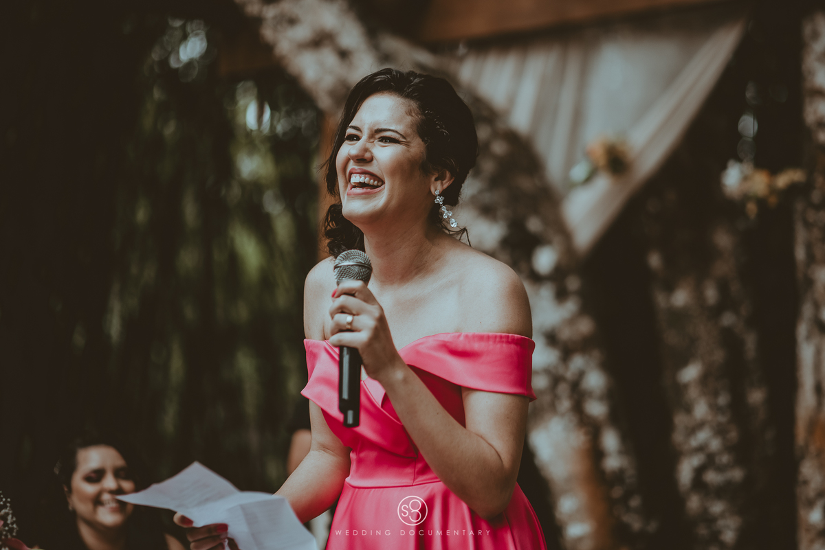 Irmã da noiva celebrando o casamento de dia no Sítio Della Torre em Mairiporã