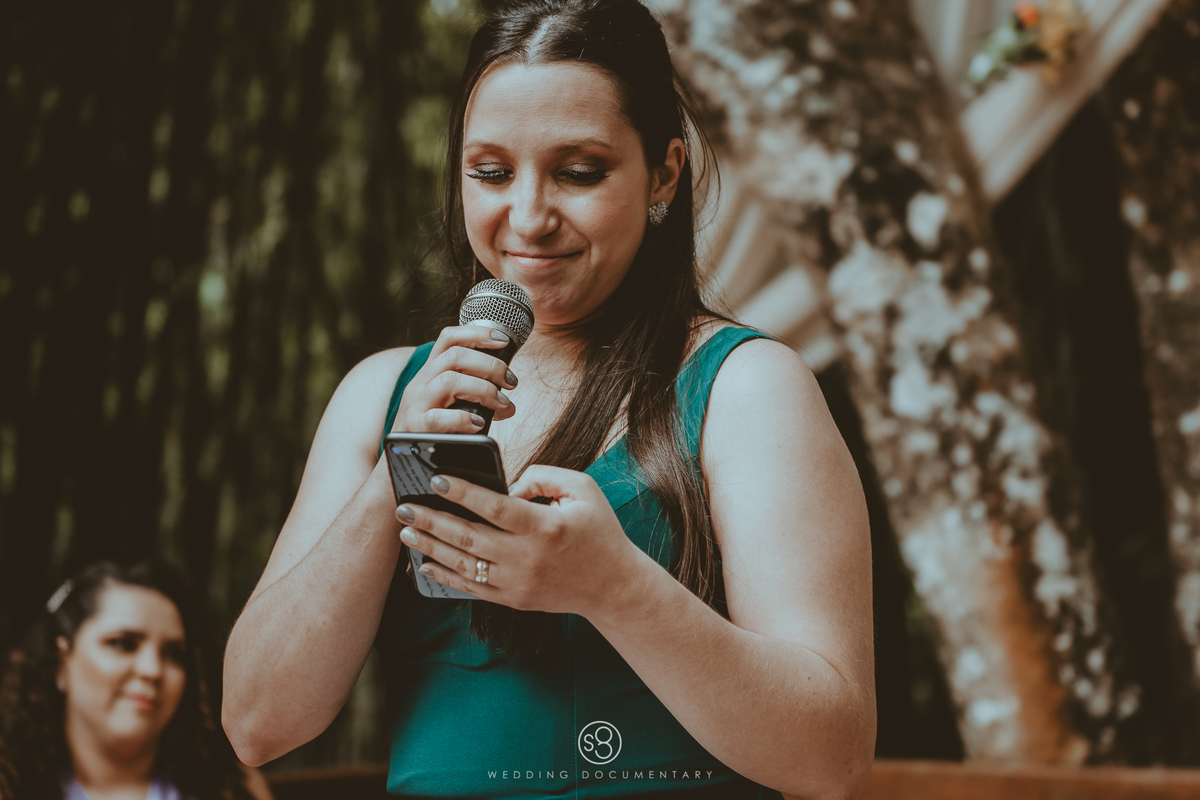 Fotografia da irmã do noivo em casamento de dia no sítio Della Torre