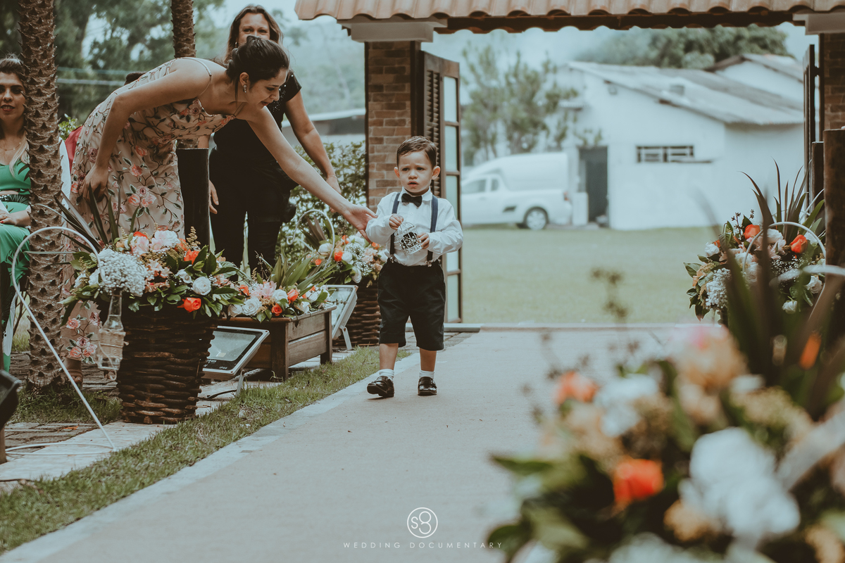 Pajem de gravata borboleta e suspensório em casamento de dia no sítio Della Torre