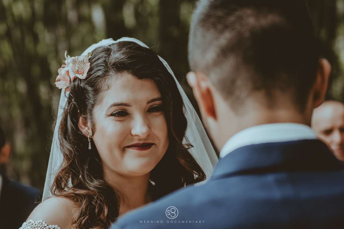 Fotografia da noiva ouvindo os votos de casamento no sítio Della Torre