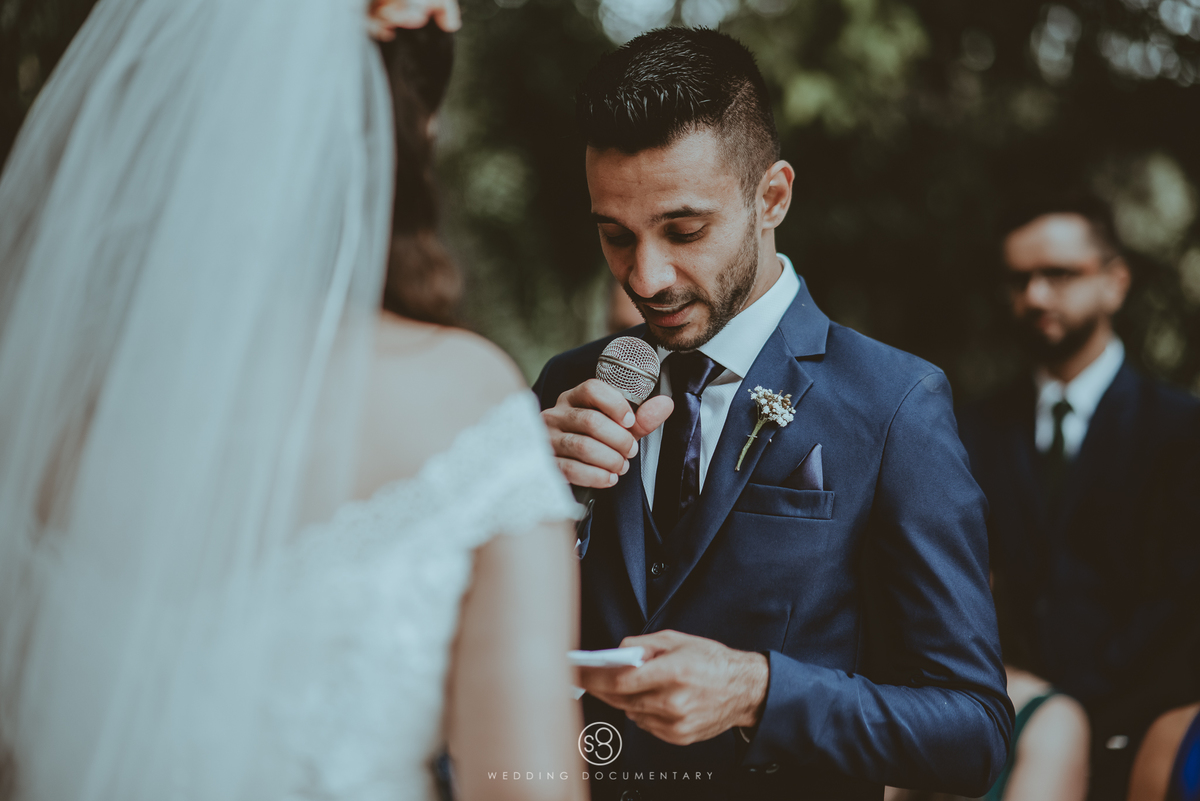 Fotografia do noivo lendo votos em casamento de dia no sítio Della Torre em Mairiporã