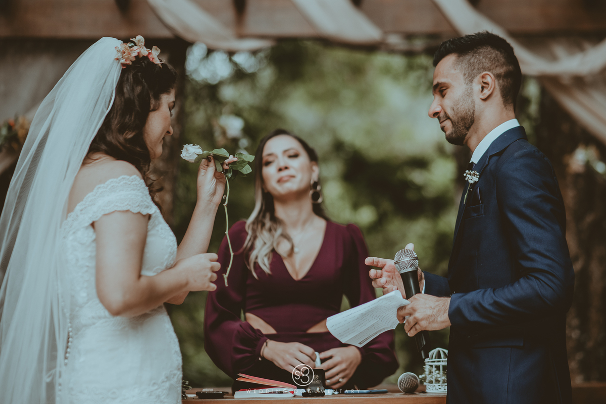 Fotografia da noiva lendo os votos de casamento no sítio Della Torre em Mairiporã