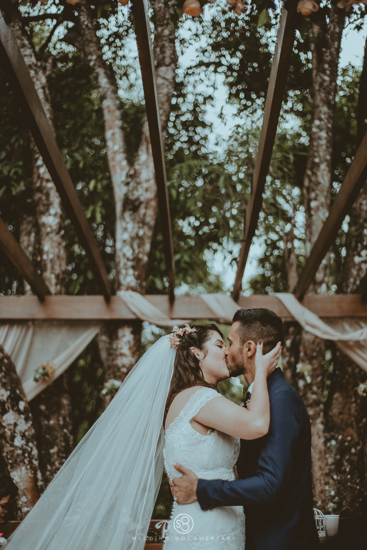Fotografia do beijo dos noivos em casamento de dia no Sítio Della Torre