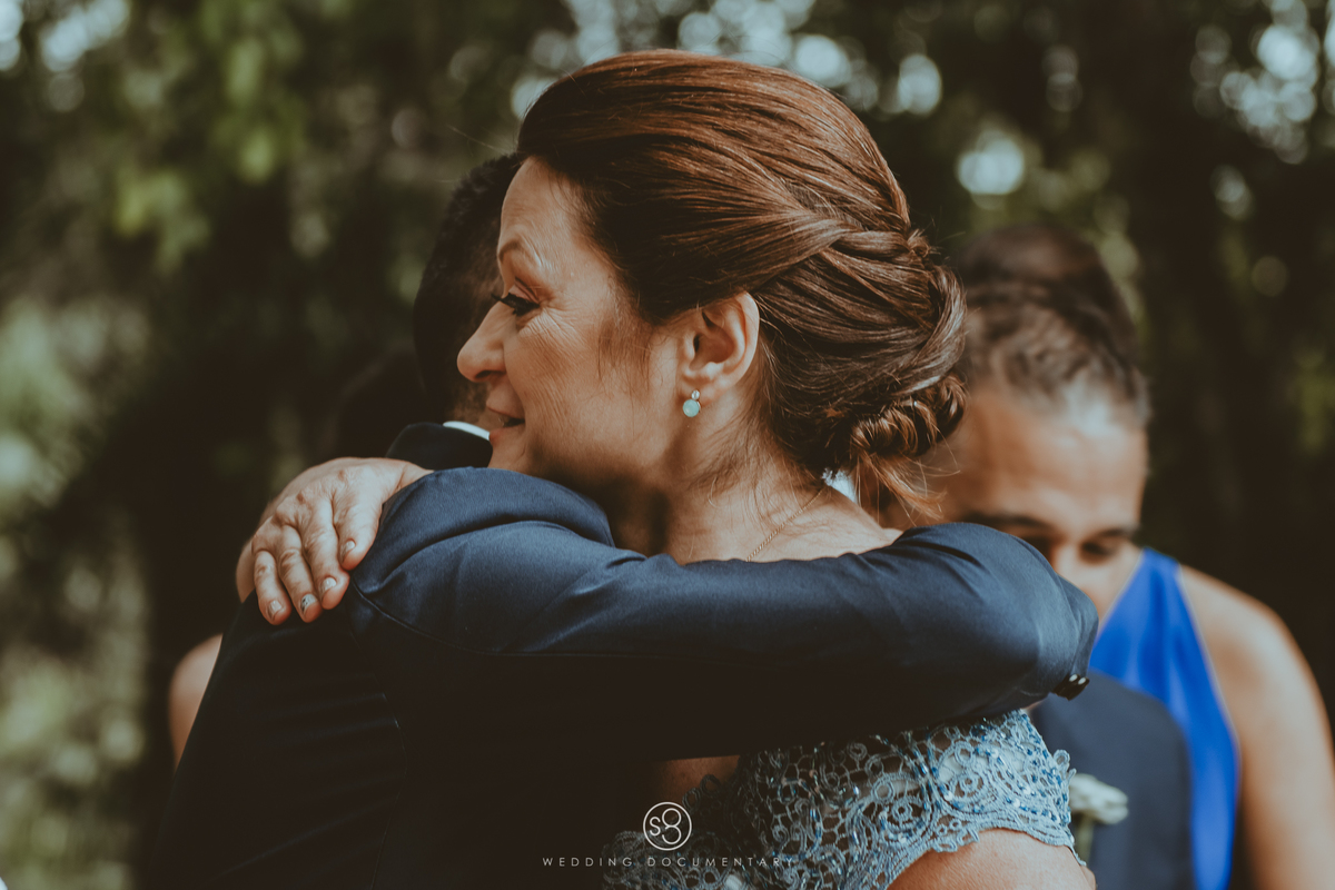 Fotografia do cumprimento dos pais em casamento de dia no sítio Della Torre