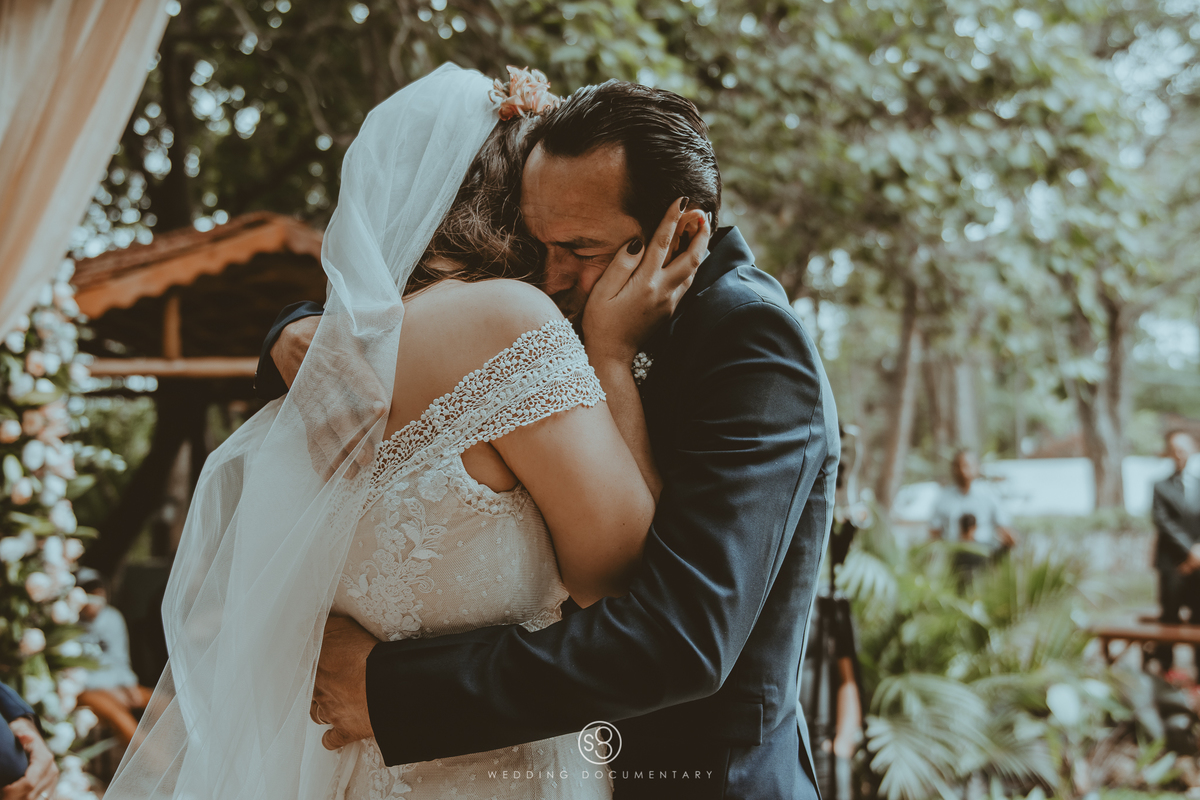 Fotografia do abraço do pai da noiva em casamento de dia no Sítio Della Torre em Mairiporã