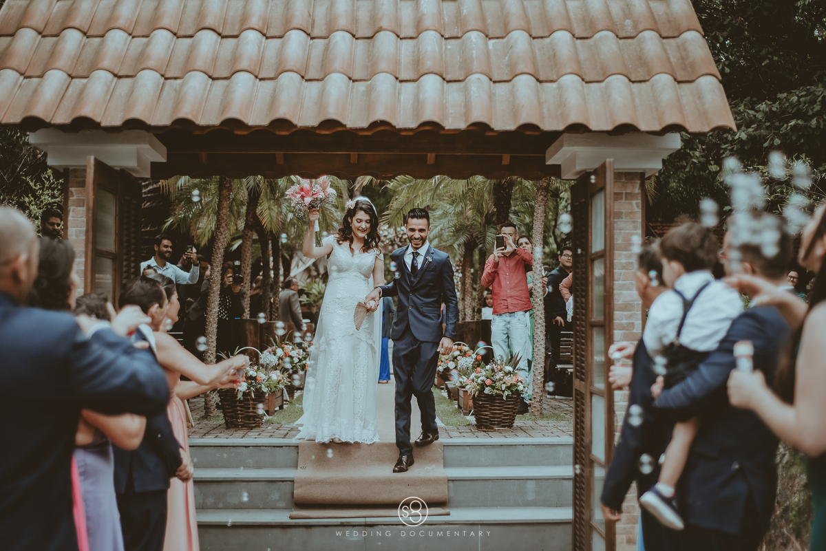 Fotografia da saída dos noivos com bolhas de sabão no Sítio Della Torre