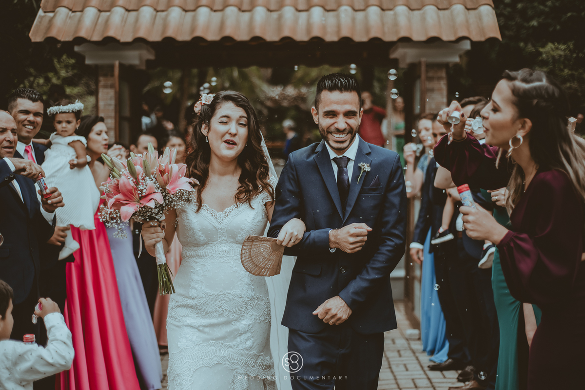 Saída dos noivos em casamento de dia em Mairiporã no Sítio Della Torre