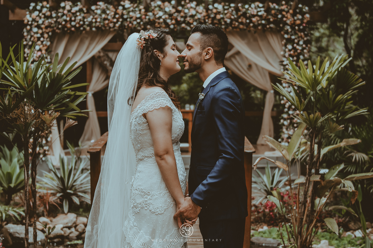 Fotografia de arco de flores para casamento de dia em Mairiporã no Sítio Della Torre