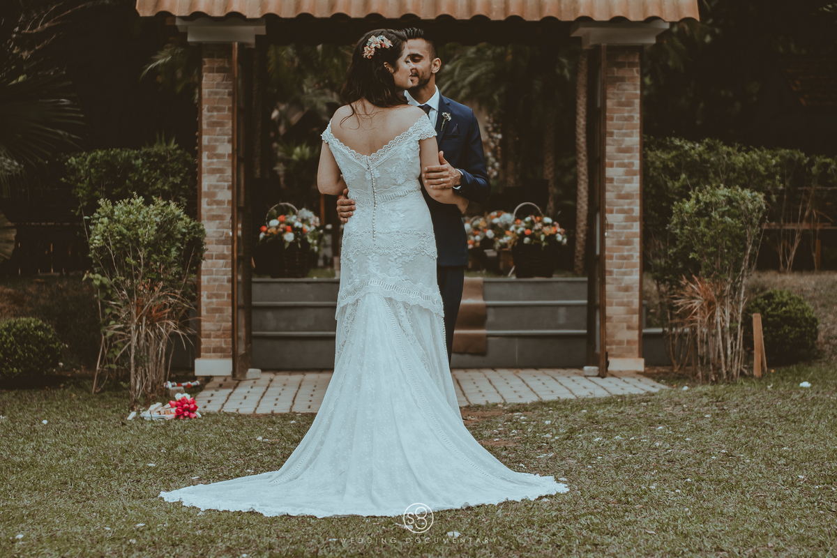 Fotografa da noiva com vestido vintage em casamento de dia no sítio Della Torre