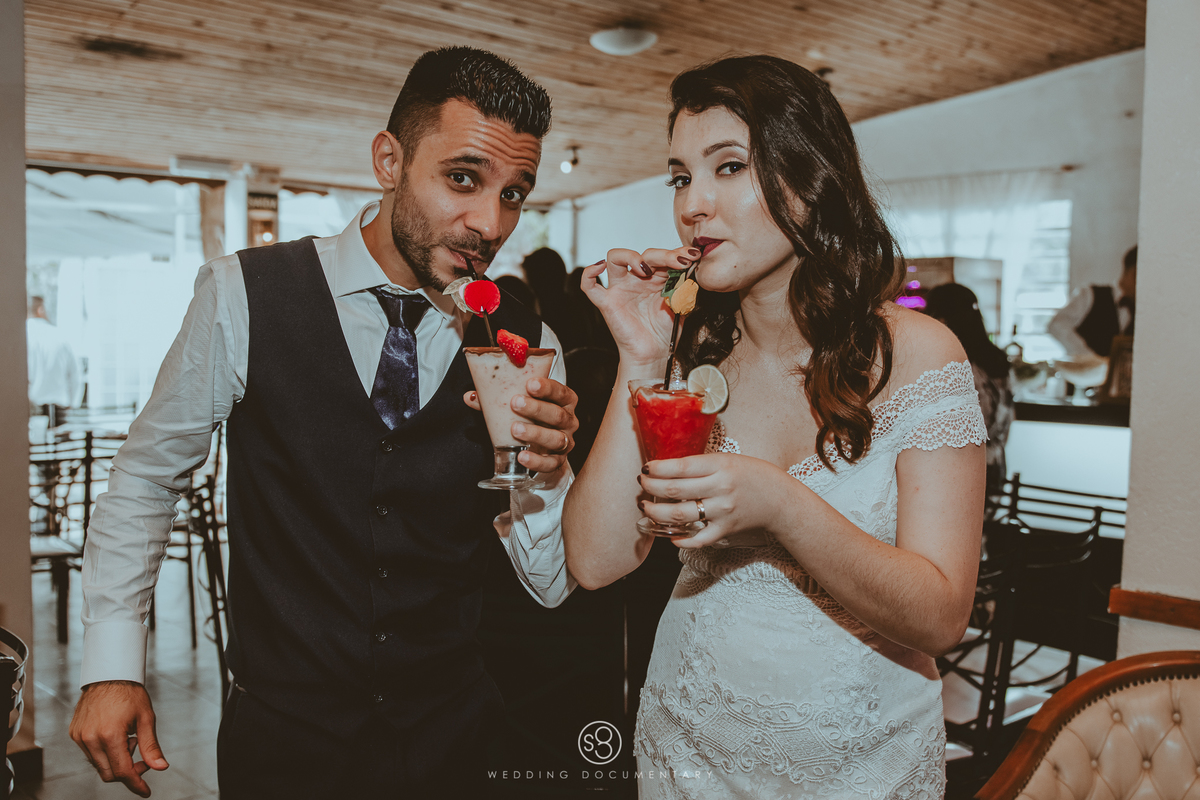 Fotografia de casal bebendo em casamento de dia no Sítio Della Torre 