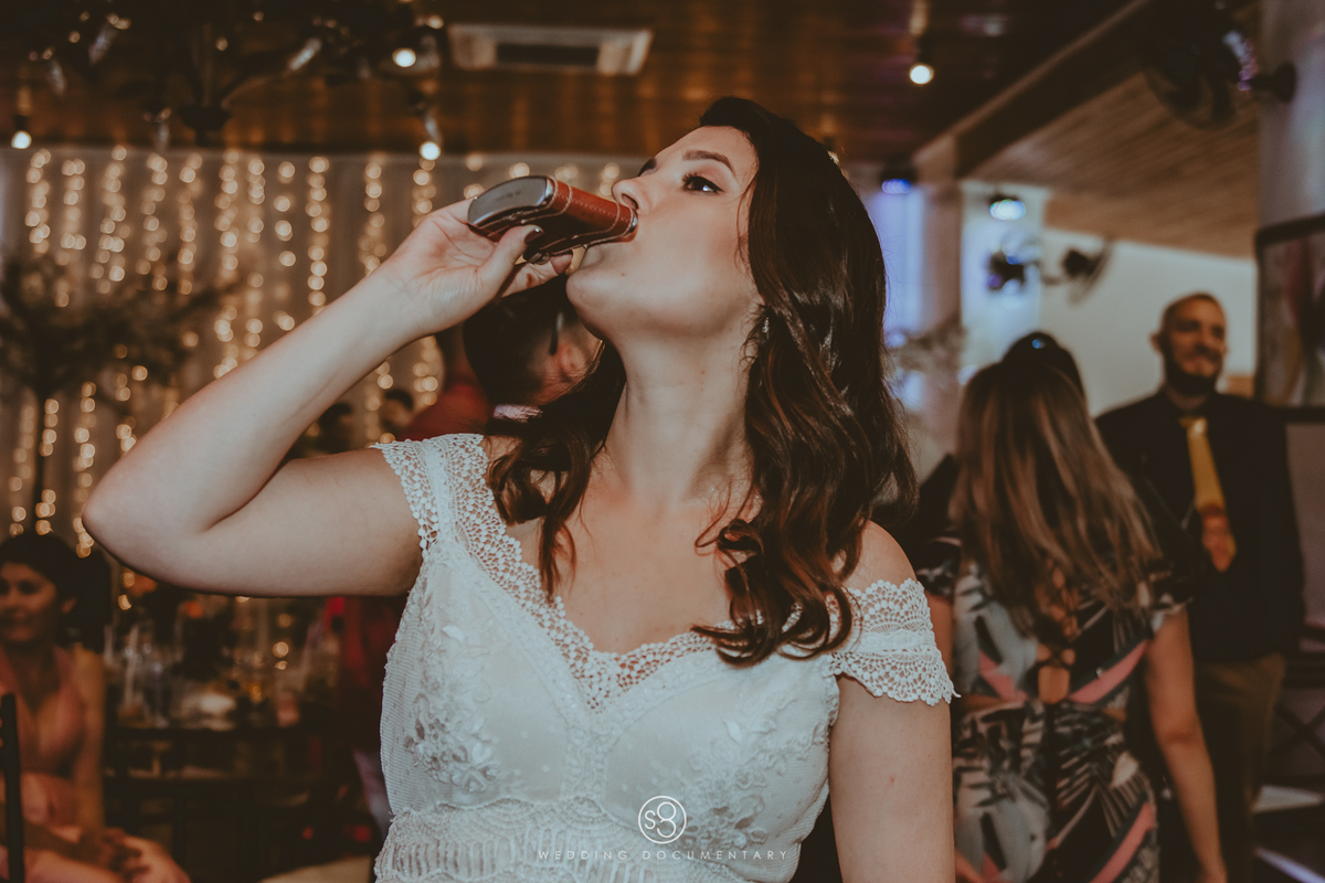 Fotografia de noiva bebendo em casamento de dia em Mairiporã