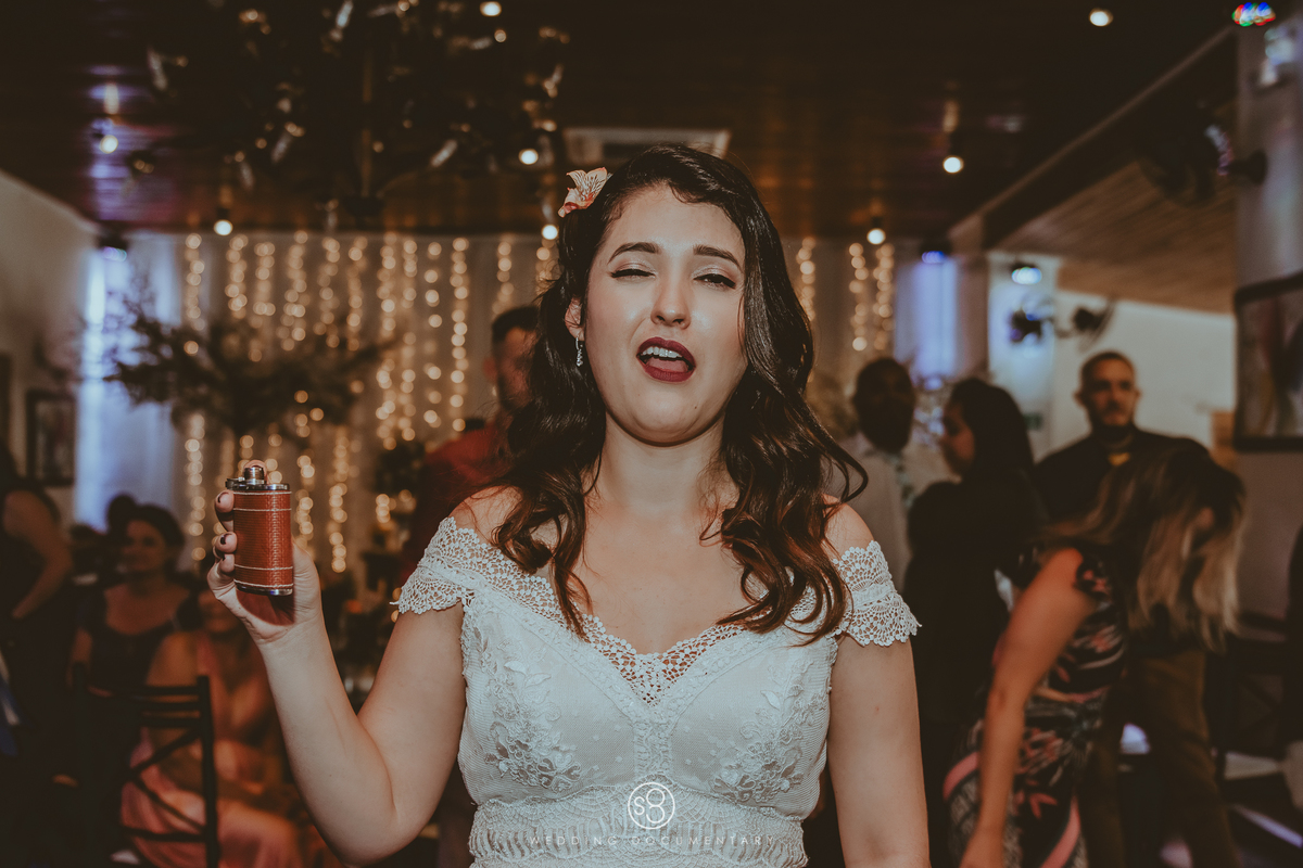 Noiva fazendo careta depois de beber em casamento de dia no Sítio Della Torre