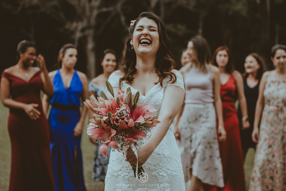 Fotografia da noiva jogando o bouquet em casamento de dia no Sítio Della Torre em Mairiporã