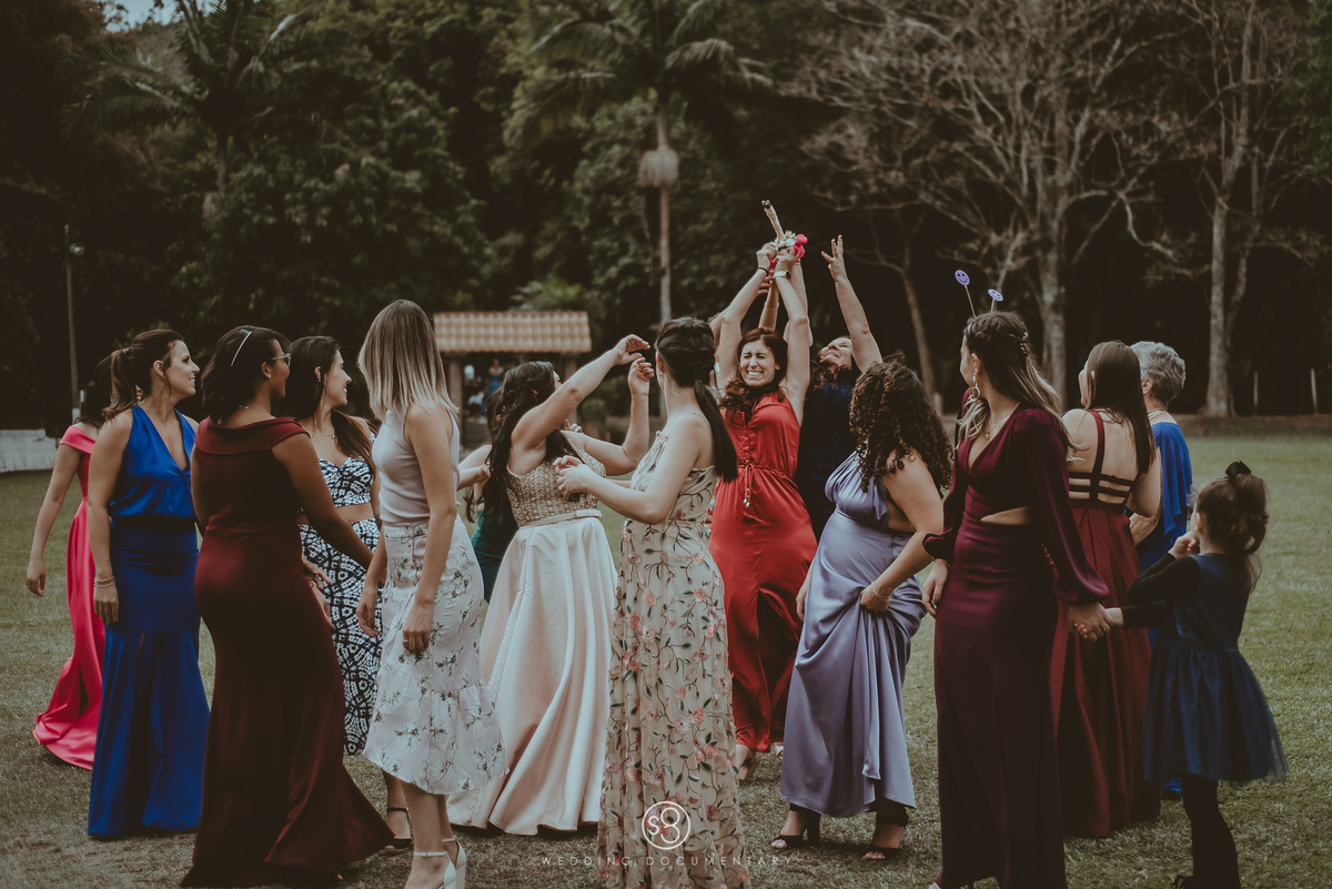 Fotografia das mulheres pegando o bouquet