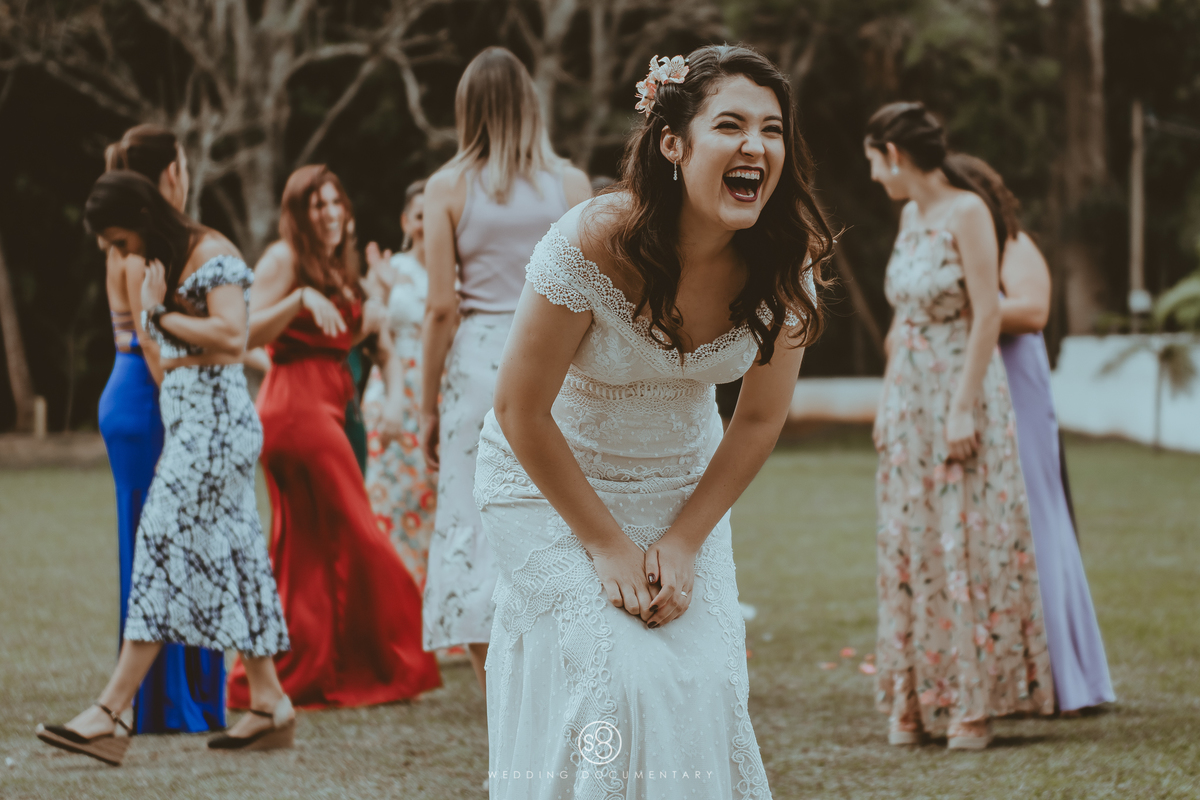 Fotografia da noiva se divertindo em casamento de dia no Sítio Della Torre