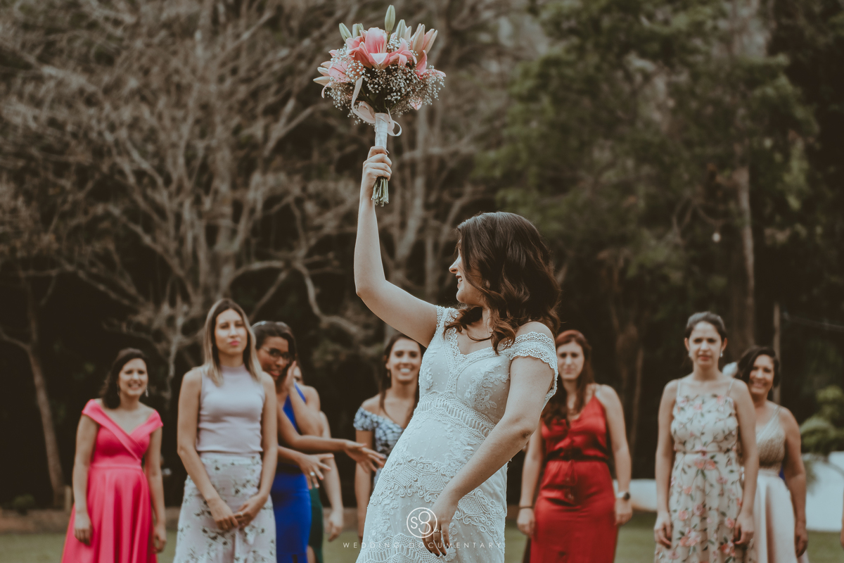 Fotografia das mulheres esperando a noiva jogar o bouquet em casamento de dia no Sítio Della Torre