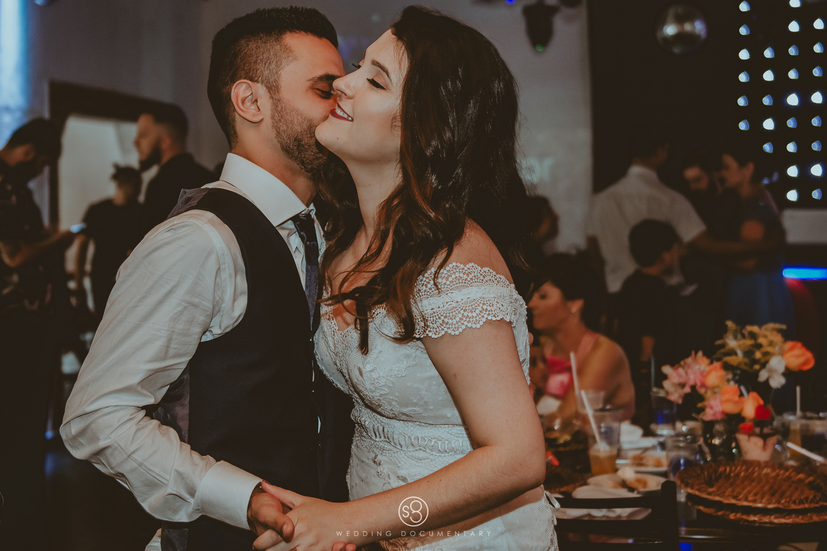 Fotografia da primeira dança dos noivos no casamento de dia no Sítio Della Torre