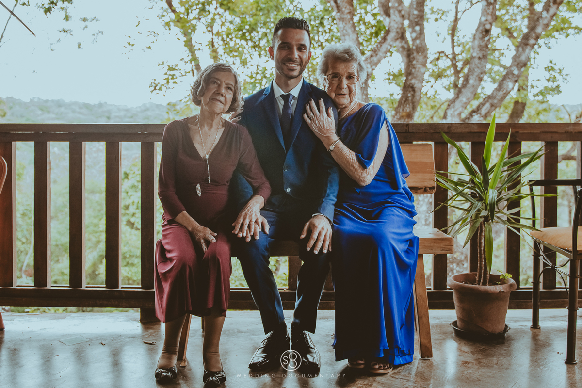 Fotografia de casamento de dia do noivo com as avós