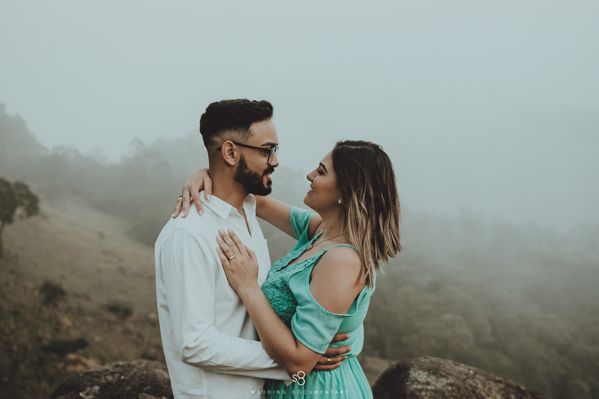 Fotografia com roupas diferentes para ensaio pré casamento pico do olho d'agua em Mairiporã no amanhecer