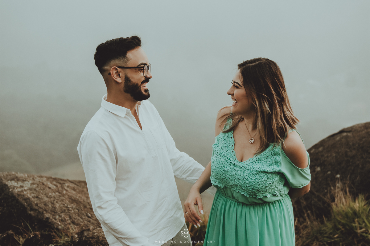 Fotografia espontânea de casal em ensaio pré casamento pico do olho d'agua em Mairiporã no amanhecer