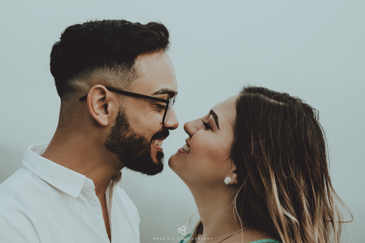 Fotografia romântica e espontânea para ensaio pré casamento no pico do olho d'agua em Mairiporã no amanhecer