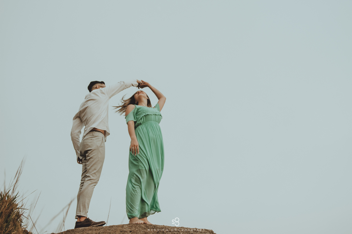 Fotografia com sentimento de ensaio pré casamento no pico do olho d'agua em Mairiporã no amanhecer