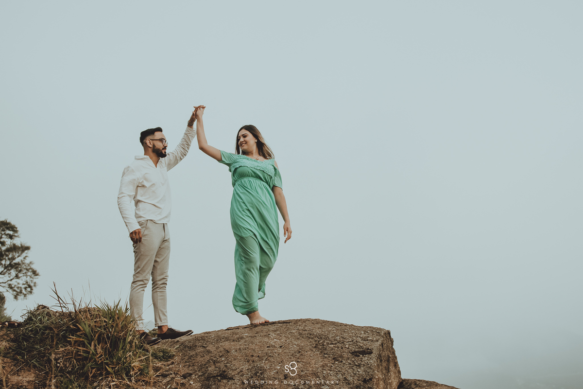Fotografia de casal com roupas diferentes para ensaio pré casamento no pico do olho d'agua em Mairiporã no amanhecer
